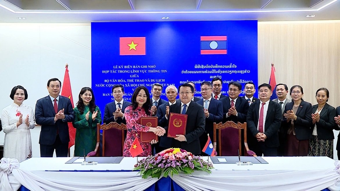 Bộ trưởng Bộ Văn hoá, Thể thao và Du lịch Việt Nam Lâm Thị Phương Thanh và Phó trưởng Ban Tuyên huấn Trung ương Đảng Nhân dân Cách mạng Lào Vansi Kuamua trao đổi Biên bản ghi nhớ hợp tác trong lĩnh vực thông tin giữa Việt Nam và Lào giai đoạn 2026-2030.