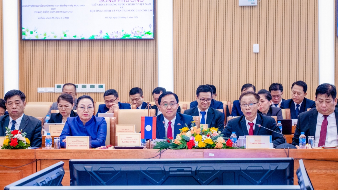 Đoàn công tác của Bộ trưởng Bộ Công chính và Vận tải Lào do Bộ trưởng Leklay Sivilay dẫn đầu.