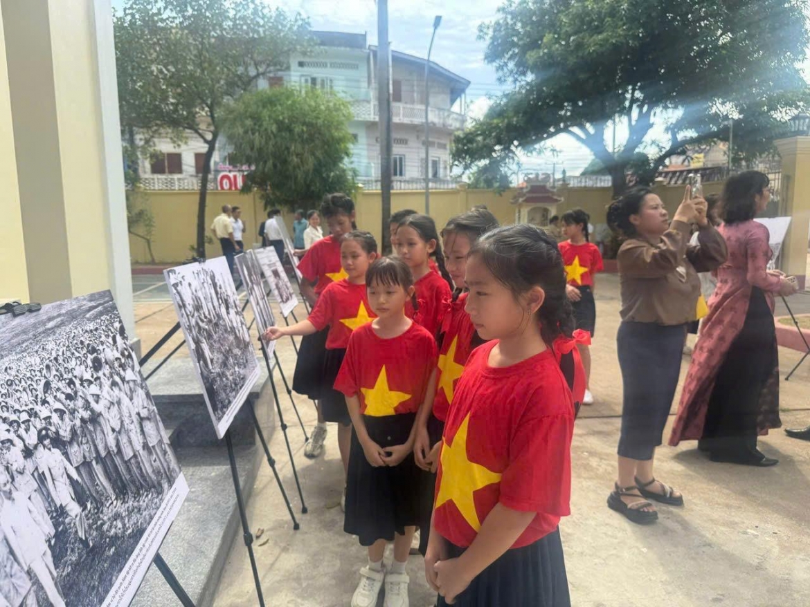 Các em học sinh trường hữu nghị Lào-Việt tỉnh Champasak tham quan triển lãm ảnh “Bác Hồ và quan hệ đặc biệt Việt Nam-Lào”.