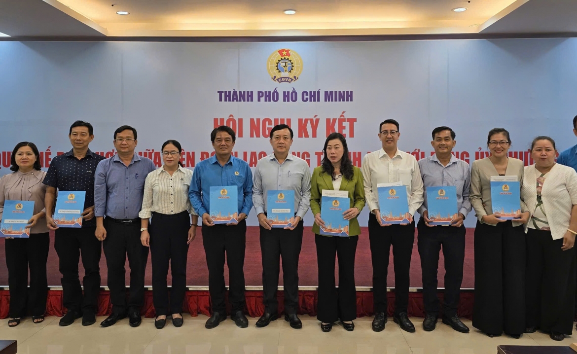 Lãnh đạo LĐLĐ TP.HCM và đại diện một số Đảng ủy phường, xã, đặc khu trao quy chế phối hợp (Ảnh: N.D)