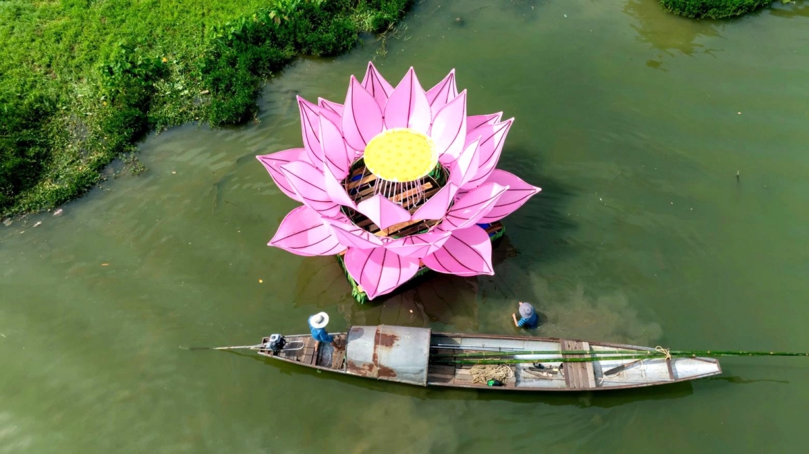 Vận chuyển những đóa sen từ bờ ra giữa sông Hương