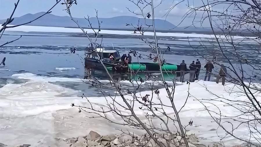 Chiếc thuyền hơi nước bị lật úp trên hồ Baikal. (Ảnh: Văn phòng Công tố Cộng hòa Buryatia)