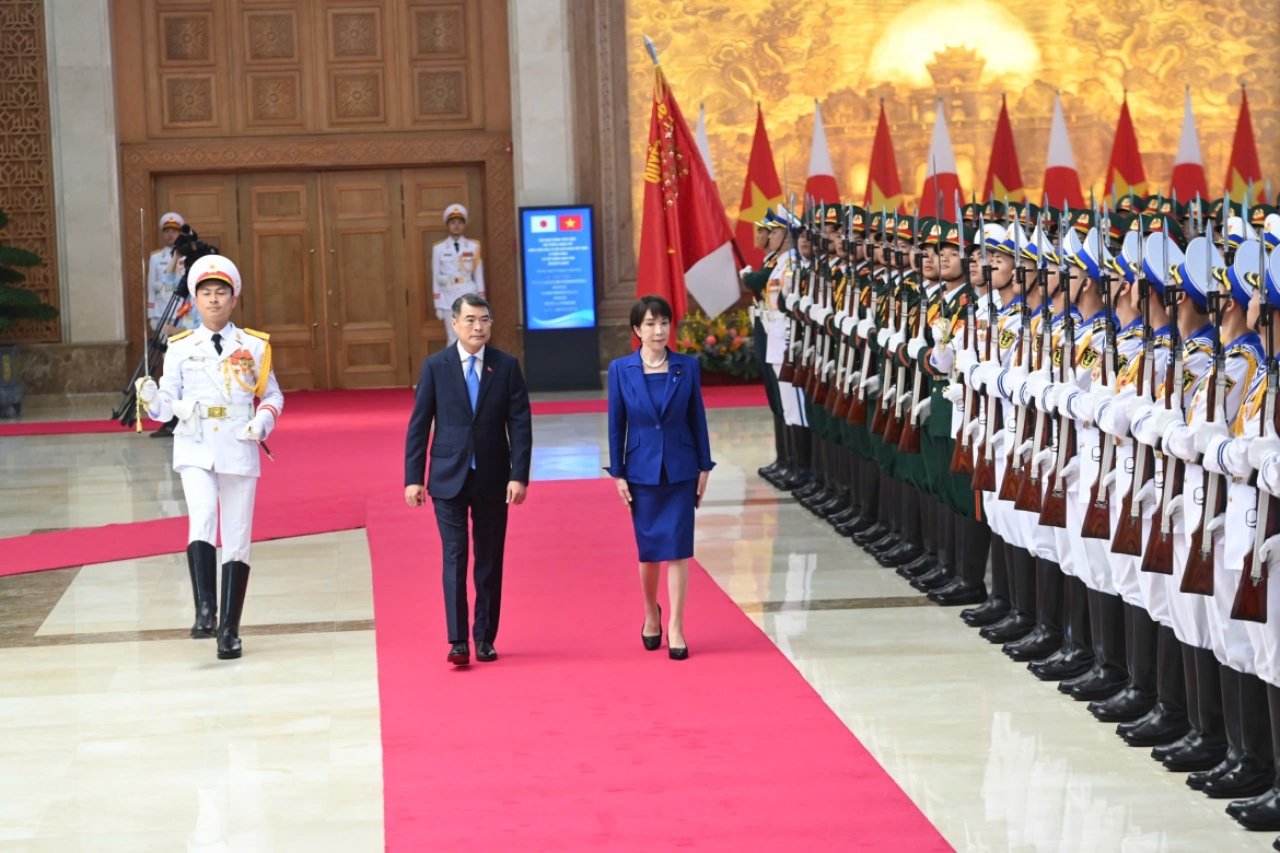 Thủ tướng Lê Minh Hưng và Thủ tướng Nhật Bản Takaichi Sanae duyệt Đội danh dự Quân đội nhân dân Việt Nam.