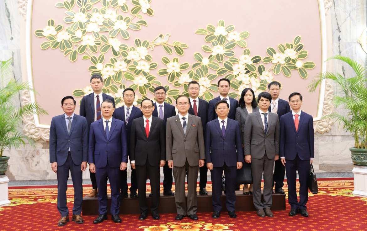 Hai bên chụp ảnh lưu niệm sau hội kiến. (Ảnh: BNG)