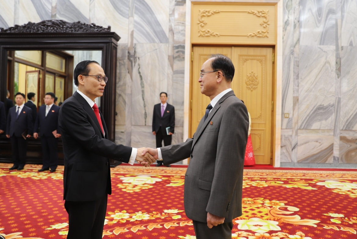 Bộ trưởng Lê Hoài Trung và Chủ tịch Ủy ban Thường vụ Hội nghị nhân dân tối cao kiêm Chủ tịch Hội nghị nhân dân tối cao nước Cộng hòa dân chủ nhân dân Triều Tiên Cho Yong Won. (Ảnh: BNG)