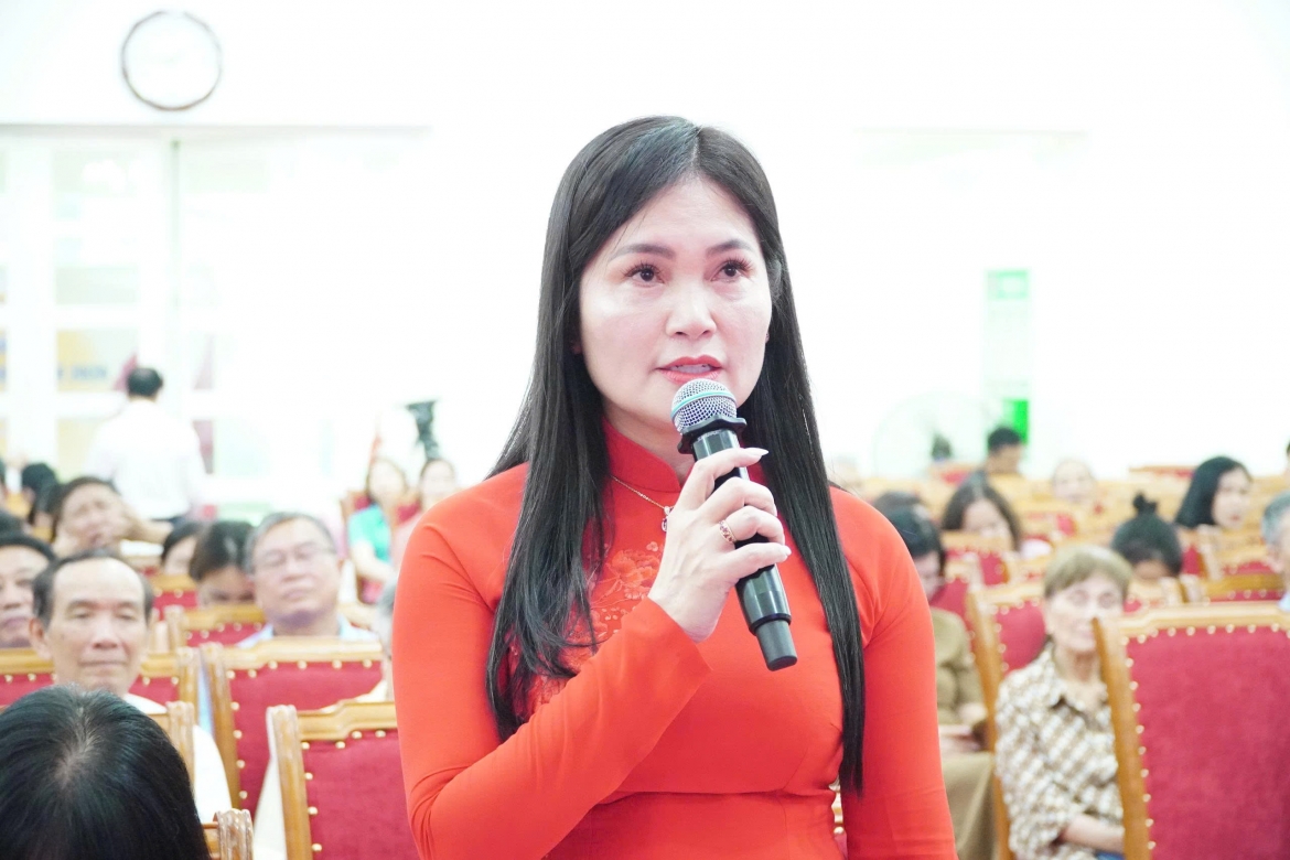 Bà Nguyễn Thị Kim Định, Phó Bí thư Thường trực Đảng ủy phường Bồ Đề, Hà Nội đặt câu hỏi với các thí sinh