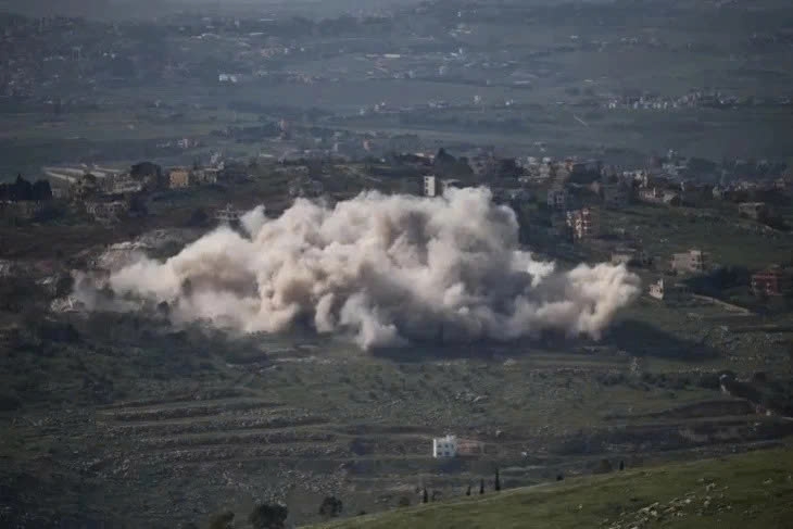 Khói bốc lên sau các vụ nổ ở miền nam Lebanon, gần biên giới Israel - Lebanon, ngày 27/4/2026 (Ảnh: REUTERS)
