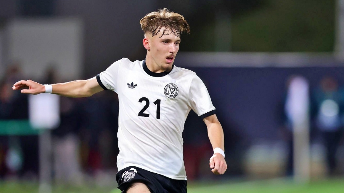 Tiền vệ Lennart Karl (số áo 25) - Bayern Munich