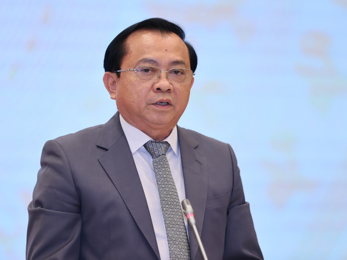 Thứ trưởng Bộ Tài chính Lê Tấn Cận trả lời câu hỏi của báo chí. (Ảnh: VGP/Nhật Bắc)