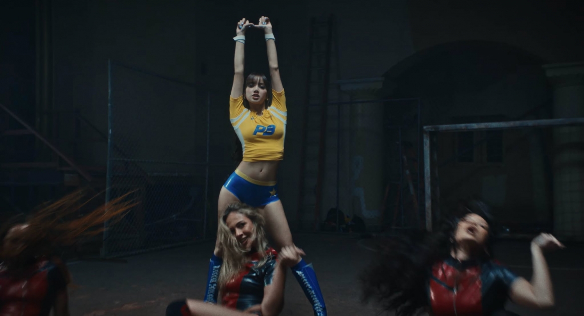 Lisa trong MV "Goals" - ca khúc cổ động chính thức của FIFA World Cup 2026 do FIFA phát hành.