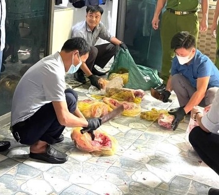 Lực lượng chức năng tiến hành khám xét tại nhà Nguyễn Hữu Cường. Ảnh: CAHT