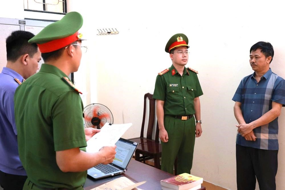 Nguyễn Hữu Cường được Cơ quan điều tra tống đạt quyết định khởi tố. Ảnh: CAHT