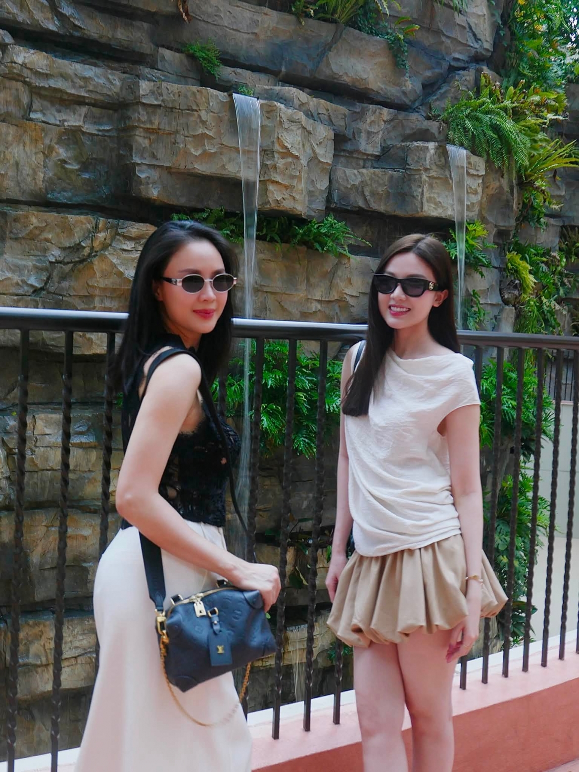Lương Thanh và Hồng Diễm khiến khán giả thích thú khi xuất hiện chung khung hình. Nhan sắc rạng rỡ cùng thần thái dịu dàng của hai nữ diễn viên nhanh chóng nhận về nhiều lời khen.