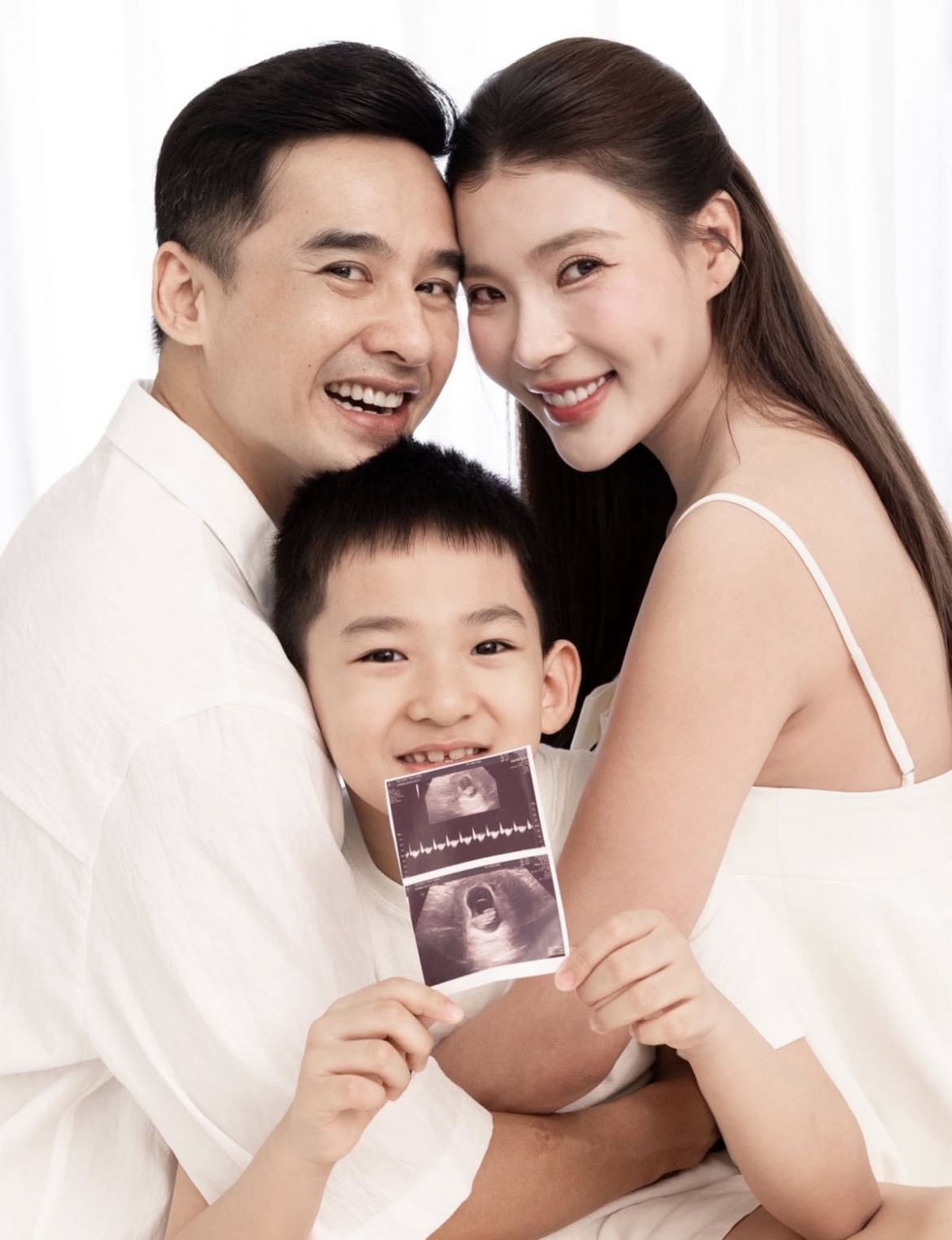 Cặp đôi Lương Thế Thành và Thúy Diễm vừa chính thức thông báo tin vui mang thai con thứ hai đúng vào mốc kỷ niệm 10 năm ngày cưới.