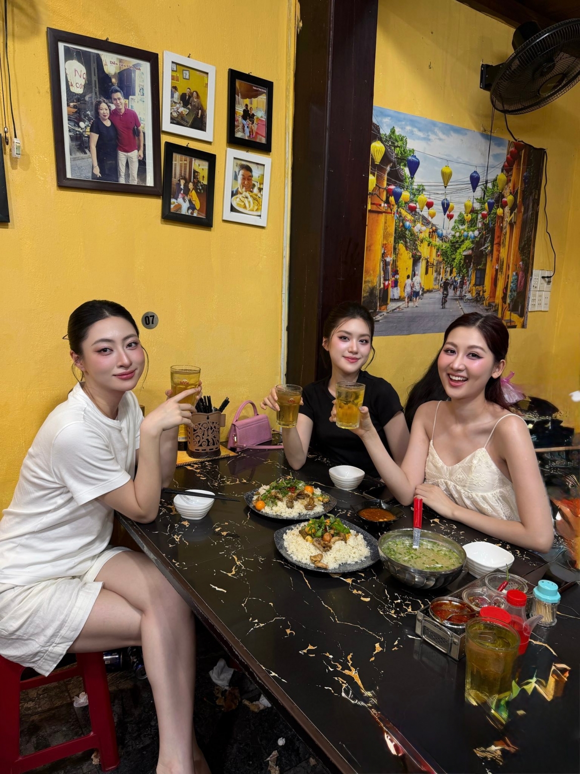 Lương Thùy Linh check-in Hội An và thưởng thức món cơm gà nổi tiếng. 