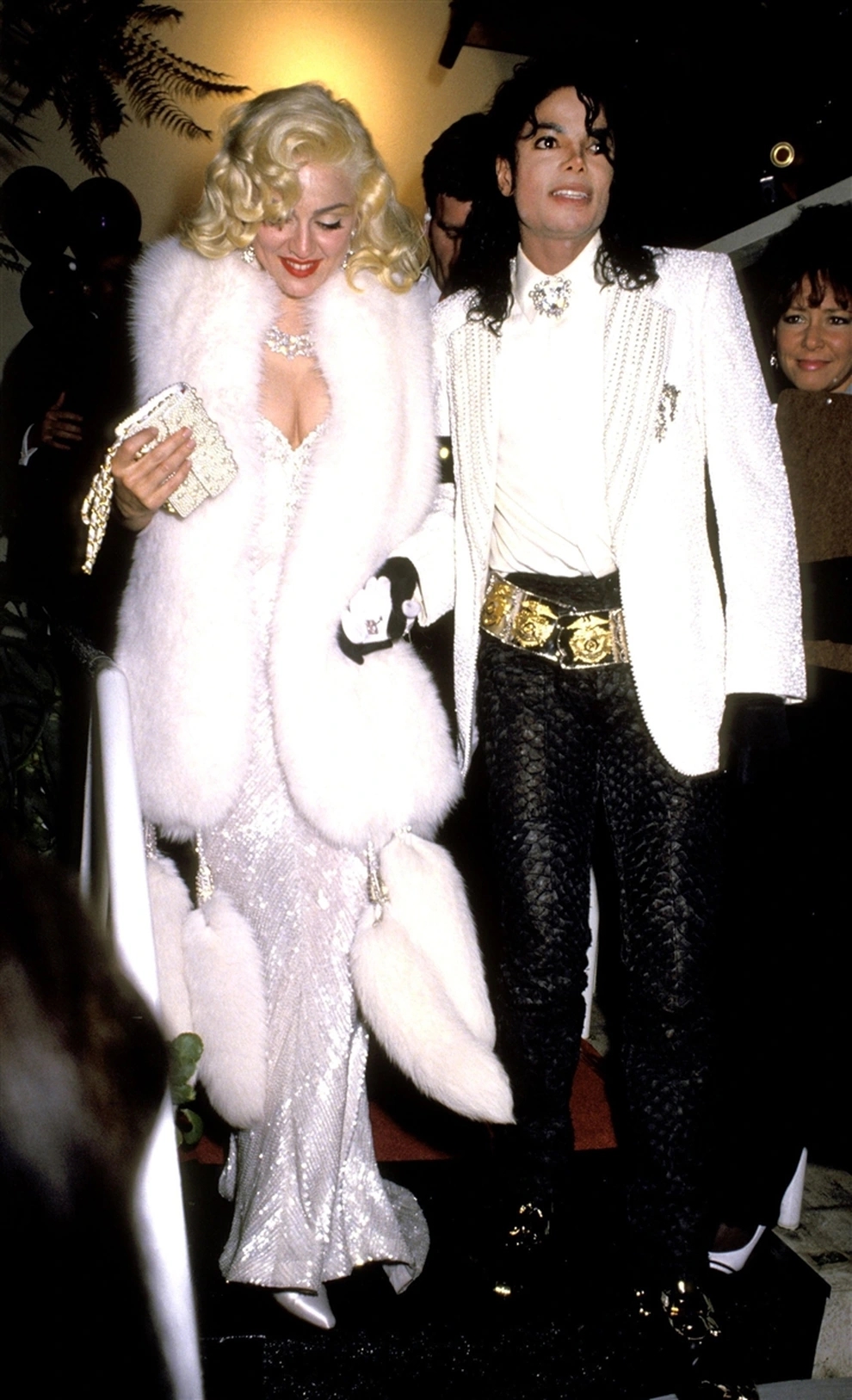 Cái nắm tay giữa Madonna và Michael Jackson trên thảm đỏ trở thành một trong những hình ảnh biểu tượng của văn hóa pop thập niên 1990.