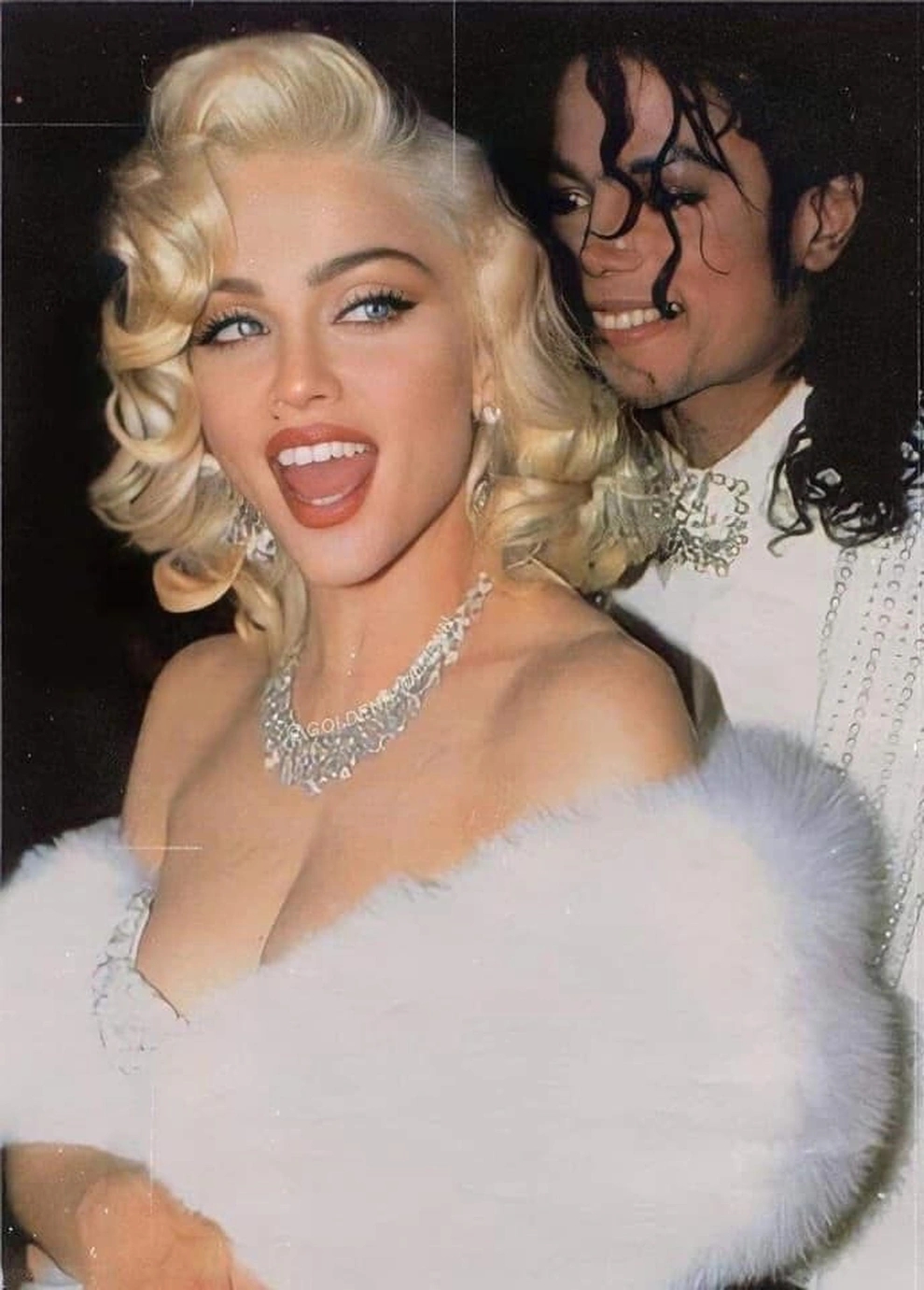 Madonna trình diễn với hình tượng gợi nhớ Marilyn Monroe, trong khi Michael Jackson giữ phong cách biểu diễn đặc trưng.