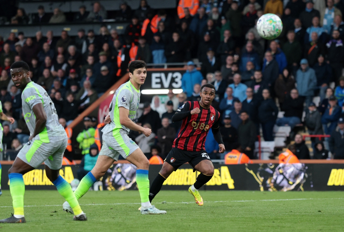 Bournemouth gây ra vô vàn khó khăn cho Man City (Ảnh: Reuters).