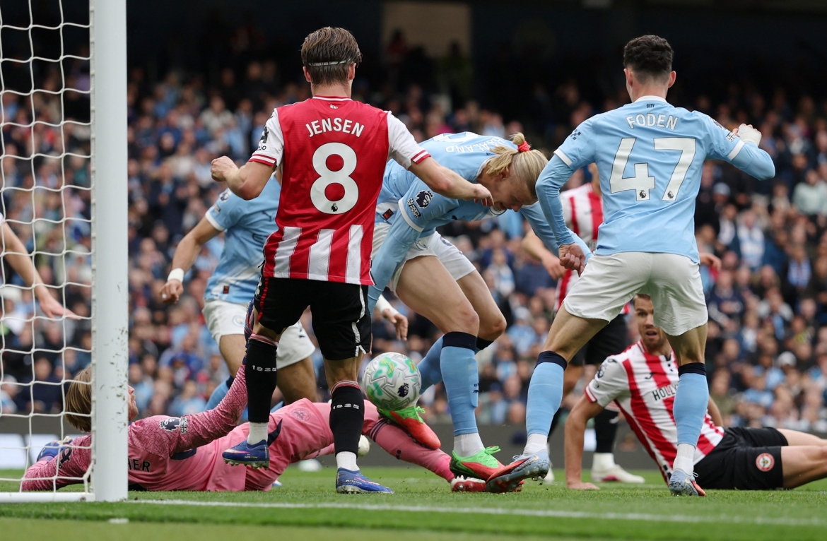 Haaland đánh gót ghi bàn nâng tỷ số lên 2-0 cho Man City. (Ảnh: Reuters)