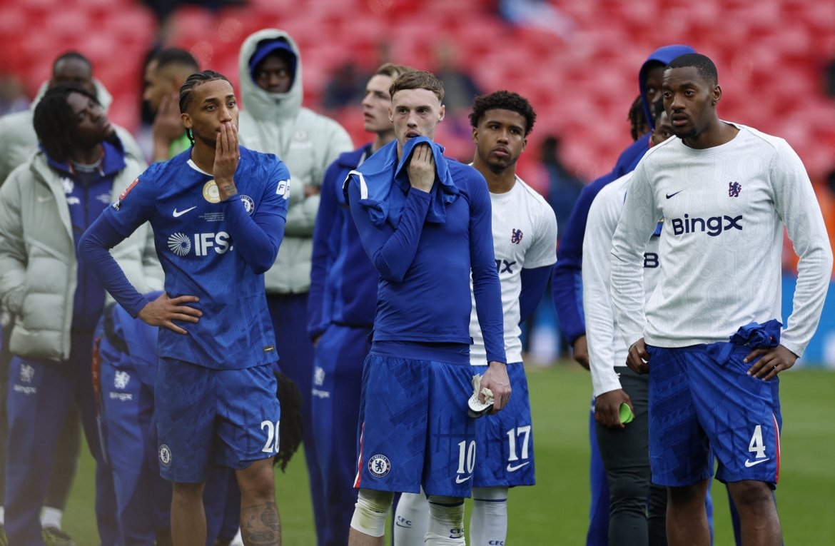 Sự tiếc nuối của các cầu thủ Chelsea. (Ảnh: Reuters)