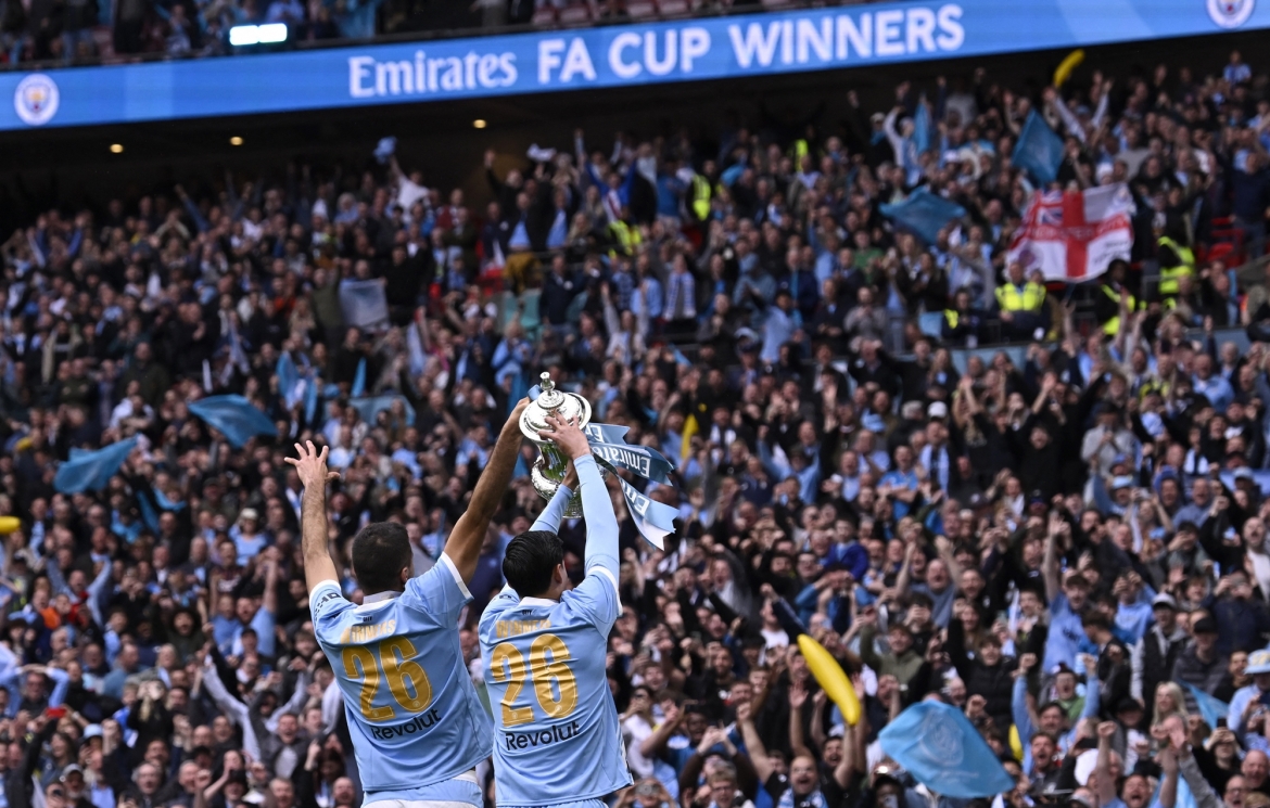 Các cầu thủ Man City chia vui cùng CĐV. (Ảnh: Reuters)