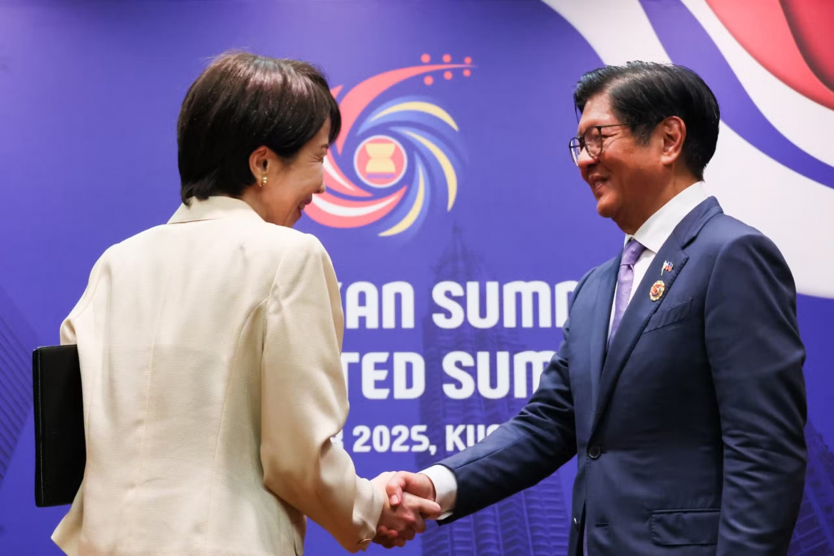 Tổng thống Philippines Ferdinand Marcos Jr. gặp Thủ tướng Nhật Bản Sanae Takaichi vào tháng 10/2025. Ảnh: Văn phòng Thủ tướng Nhật Bản