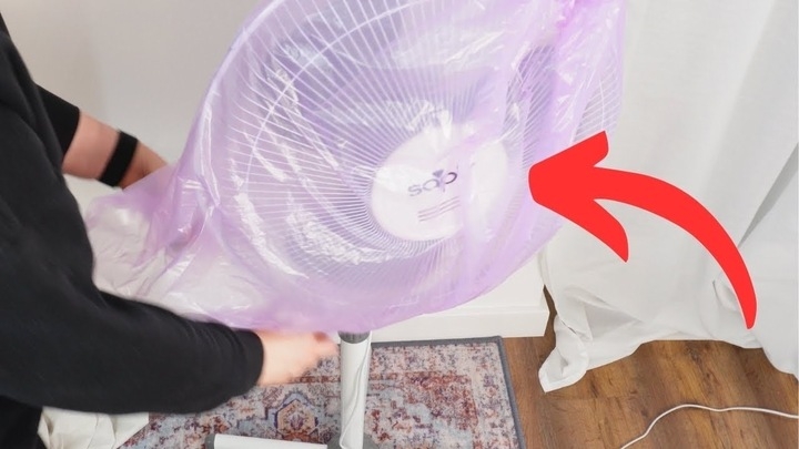 Lồng túi nylon rồi bật quạt to để bụi bẩn và hỗn hợp tẩy rửa bay ra hết. (Ảnh: CleanTips)
