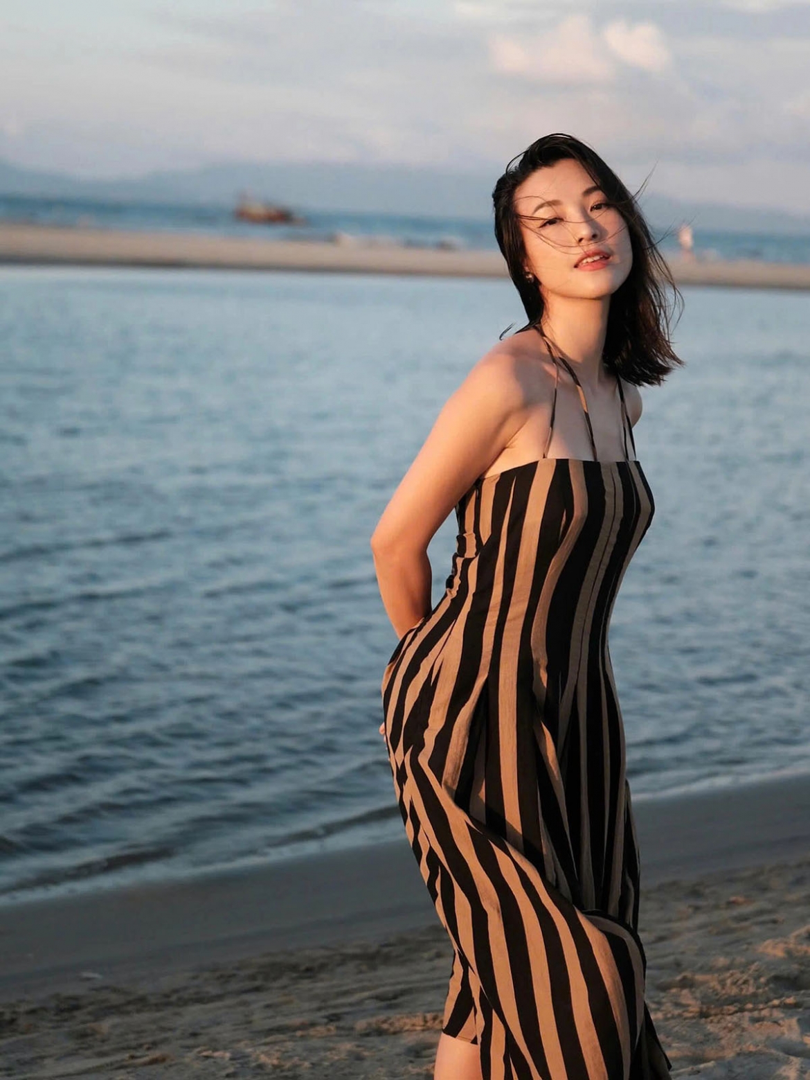MC Hoàng Oanh thả dáng trên bãi biển.