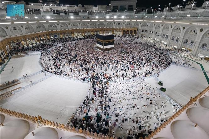 Các tín đồ Hồi giáo cầu nguyện tại Đền thờ Lớn ở thánh địa Mecca, Saudi Arabia, trong lễ hành hương Hajj. (Ảnh: SPA/TTXVN)