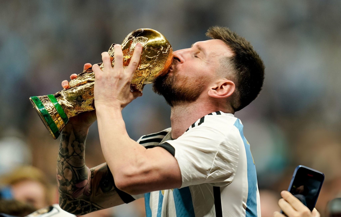 Messi cùng ĐT Argentina lên ngôi vô địch World Cup 2022. (Ảnh: Getty)