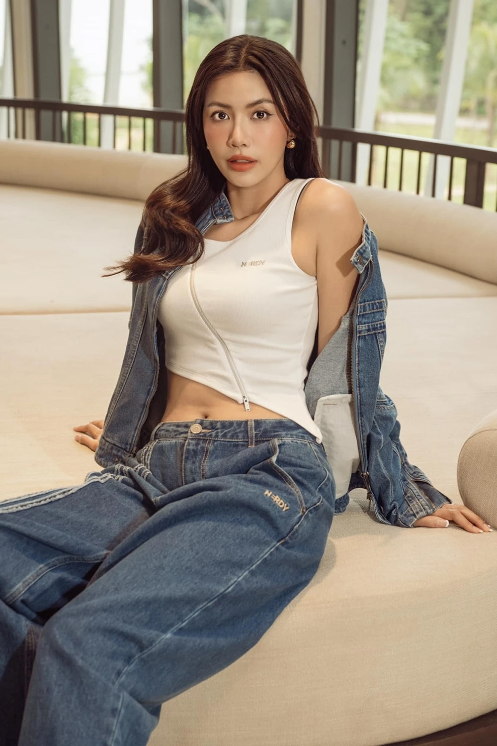 Người mẫu Minh Tú hiện giữ động thái im lặng giữa ồn ào với một chuyên gia trang điểm và nhà thiết kế trên mạng xã hội.