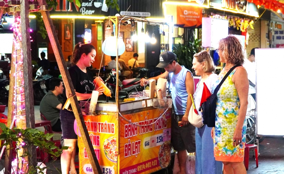 Một quầy bán hàng ăn vặt tại phố đi bộ Hai Bà Trưng