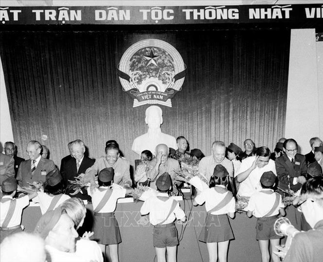 Đại hội Mặt trận thống nhất Việt Nam được tổ chức tại TP Hồ Chí Minh từ ngày 31/1 - 4/2/1977, hợp nhất 3 tổ chức: Mặt trận Tổ quốc Việt Nam, Mặt trận Dân tộc Giải phóng miền Nam Việt Nam, Liên minh các lực lượng dân tộc, dân chủ và hoà bình Việt Nam, lấy tên là Mặt trận Tổ quốc Việt Nam. Đoàn Chủ tịch gồm 45 vị. Chủ tịch danh dự là đồng chí Tôn Đức Thắng; Chủ tịch là đồng chí Hoàng Quốc Việt. Trong ảnh: Thiếu nhi thành phố Hồ Chí Minh tặng hoa đoàn Chủ tịch Đại hội. Ảnh: Kim Hùng/TTXVN