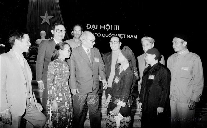 Chủ tịch Hội đồng Nhà nước Võ Chí Công gặp mặt các đại biểu dự Đại hội Đại biểu toàn quốc Mặt trận Tổ quốc Việt Nam lần thứ III, diễn ra tại Hà Nội từ ngày 2 - 4/11/1988. Chủ tịch danh dự là ông Hoàng Quốc Việt, Chủ tịch là Luật sư Nguyễn Hữu Thọ (1988). Ảnh: Minh Điền/TTXVN