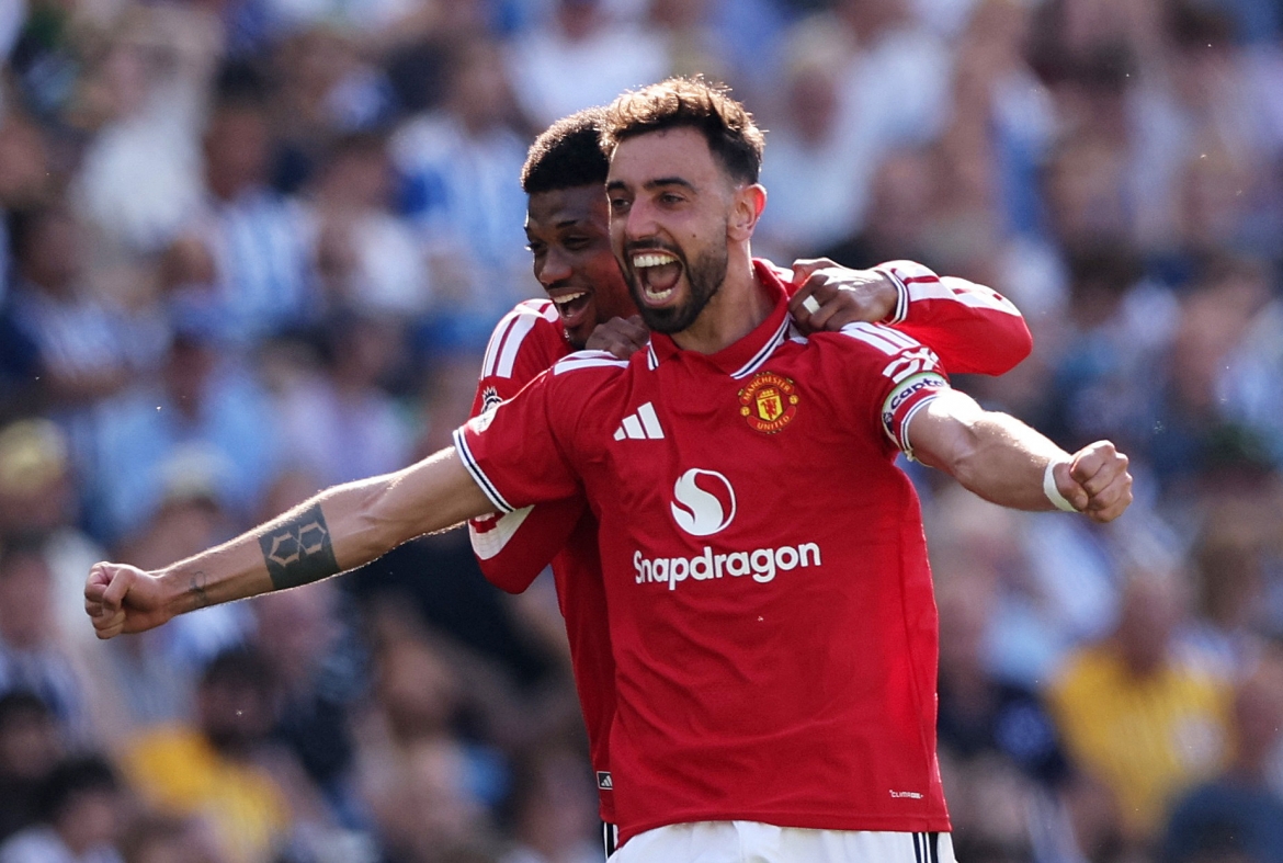 Bruno Fernandes đi vào lịch sử Ngoại hạng Anh (Ảnh: Reuters).