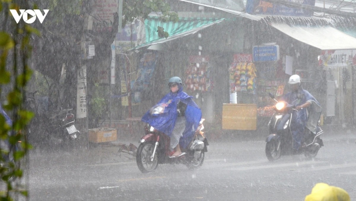 Sau nhiều ngày chìm trong nắng nóng gay gắt như “chảo lửa”, Bắc Bộ sắp bước vào giai đoạn hạ nhiệt khi mưa dông gia tăng từ ngày 28/5. Cơ quan khí tượng nhận định đây sẽ là đợt “mưa vàng” giúp chấm dứt nắng nóng diện rộng, mang lại cảm giác dễ chịu cho người dân.