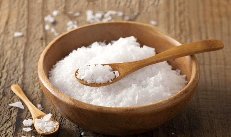 Muối biển không chỉ là gia vị quen thuộc mà còn được nhiều người sử dụng để chăm sóc da
