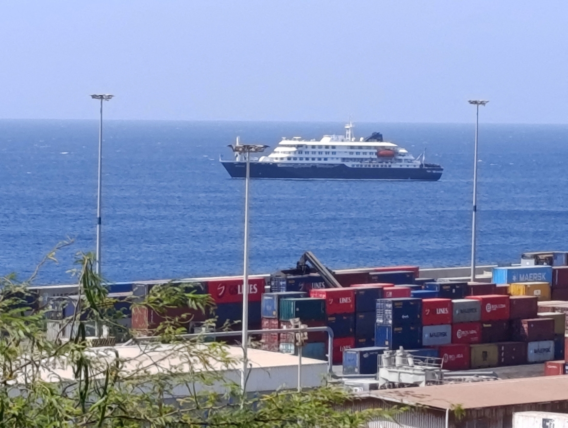 Tàu MV Hondius. Ảnh: Reuters