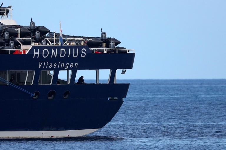 Yàu MV Hondius đã cập cảng Rotterdam, Hà Lan, để khử trùng toàn diện và cách ly các thành viên thủy thủ đoàn còn lại. (Ảnh: Reuters)