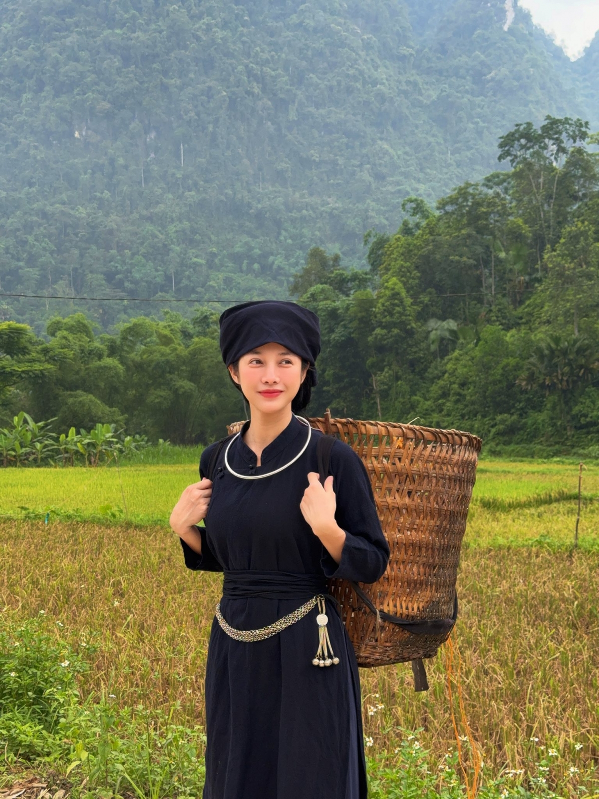 Trong khi đó, diễn viên Mỹ Duyên gây chú ý với hình ảnh trong trang phục dân tộc trong phim “Lời hứa đầu tiên”, kèm chia sẻ “Noọng điếp cá”.
