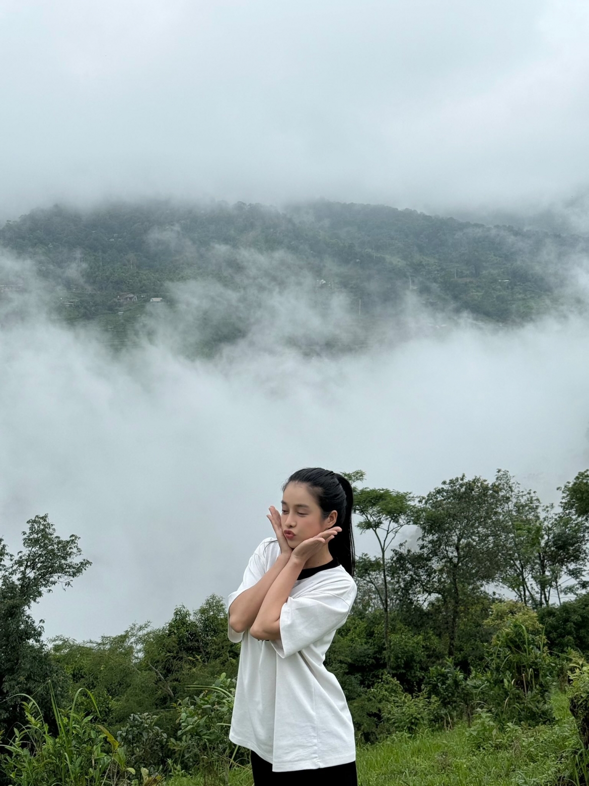 Mỹ Duyên đăng loạt ảnh săn mây đầy thư giãn kèm dòng trạng thái: “Trời hôm nay nhiều mây cực”.
