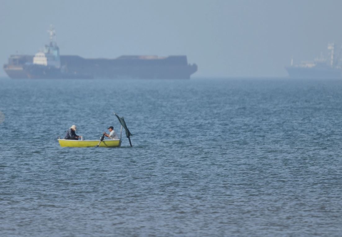 Tàu thuyền di chuyển qua eo biển Hormuz. Ảnh: AP