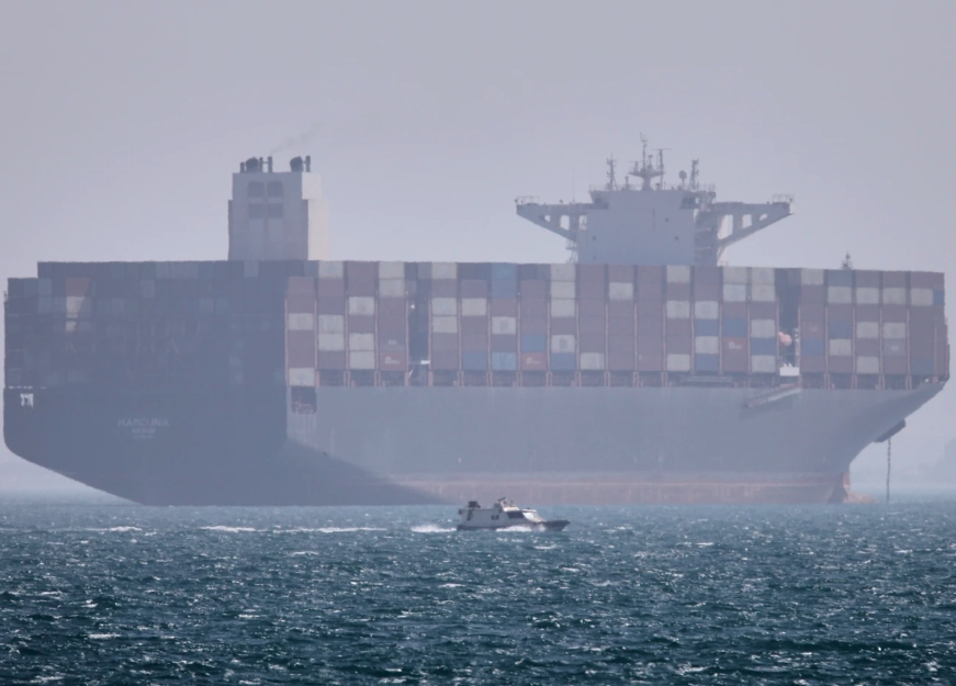 Tàu chở hàng đi qua eo biển Hormuz. Ảnh: AP
