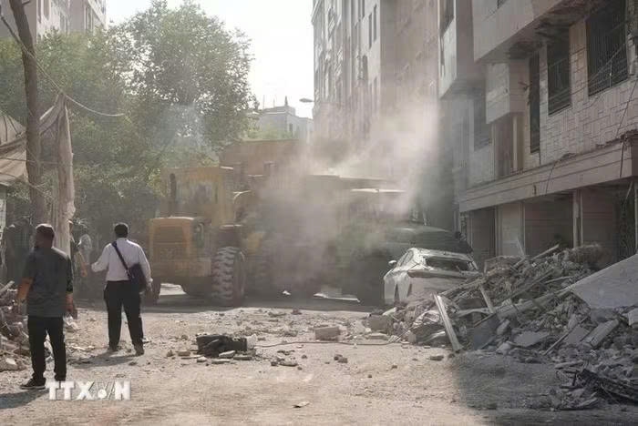 Các tòa nhà bị phá hủy sau cuộc không kích tại Tehran, Iran, ngày 13/6/2025 (Ảnh: THX/TTXVN)