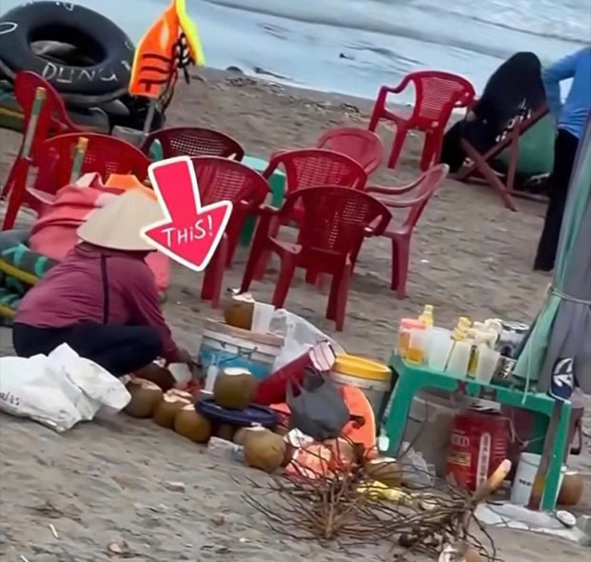Bà Lê Thị Xuân bán hàng rong tại bãi tắm Thịnh Long