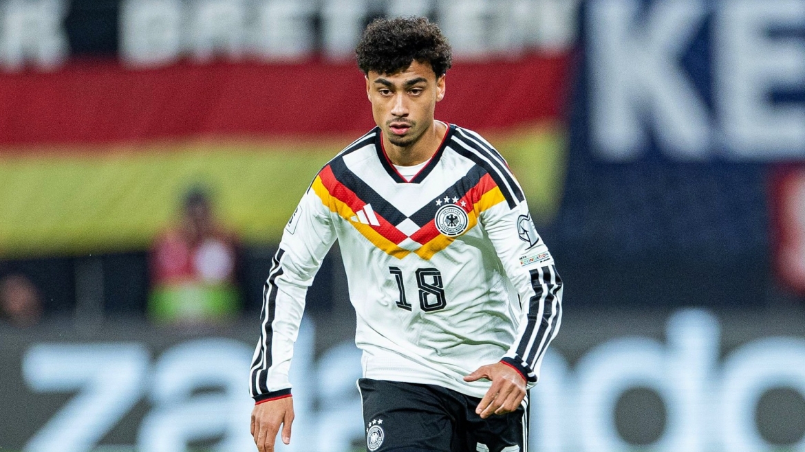 Hậu vệ Nathaniel Brown (số áo 18) - Eintracht Frankfurt
