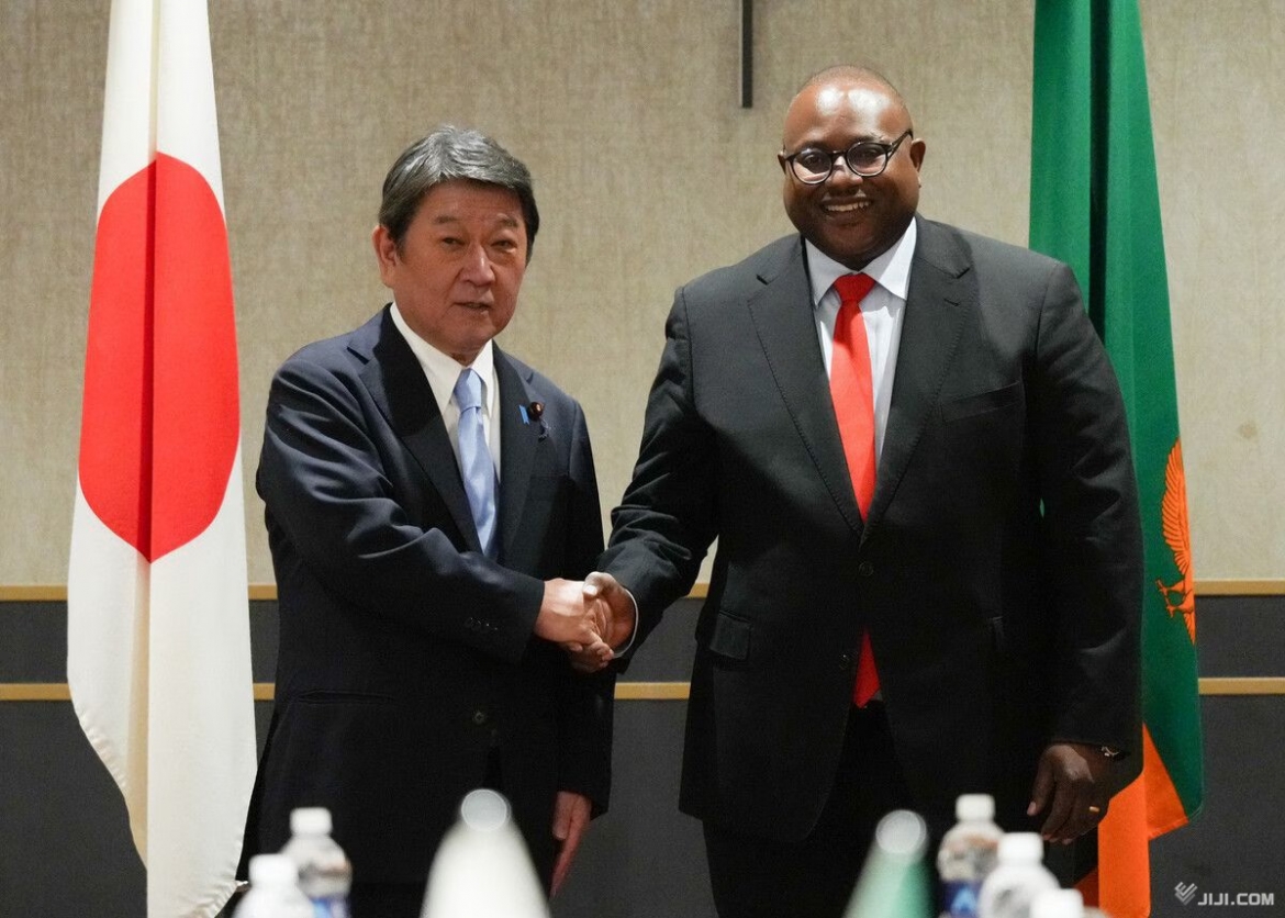 Ngoại trưởng Nhật Bản Motegi Toshimitsu (trái) và Ngoại trưởng Zambia Mulambo Hamakuni Haimbe. Ảnh Jiji Press