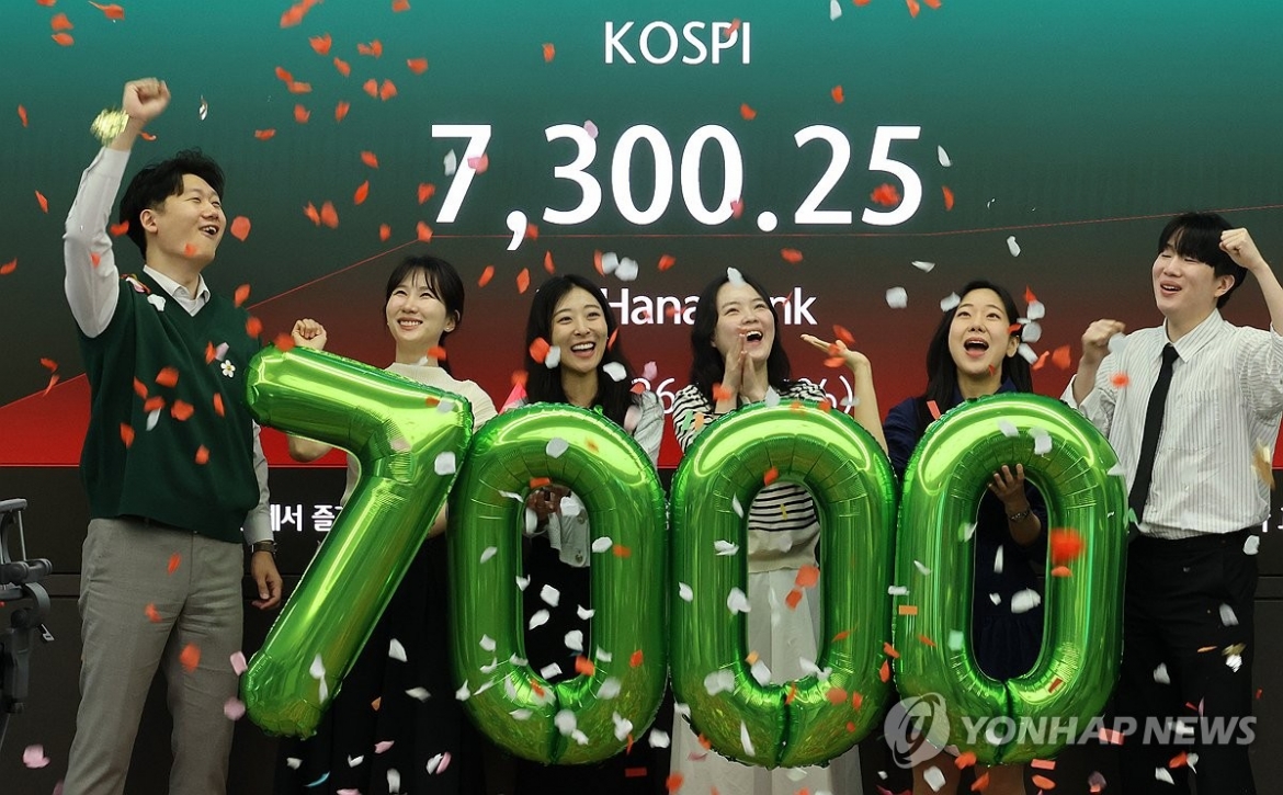 Niềm vui tràn ngập một phòng giao dịch chứng khoán ở Seoul. Ảnh Yonhap News