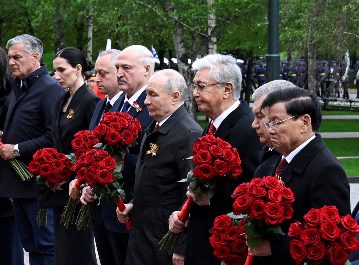 Tổng thống Nga Vladimir Putin cùng các lãnh đạo nước ngoài tham dự lễ đặt hoa tại Mộ Chiến sĩ Vô danh bên tường Điện Kremlin ở trung tâm Moscow sau lễ duyệt binh. Ảnh: Reuters.