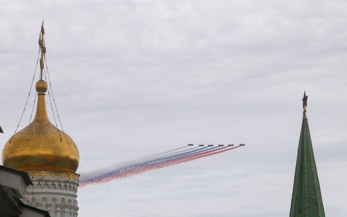 Máy bay tấn công Su-25 tô điểm bầu trời thủ đô Moscow bằng 3 màu của quốc kỳ Nga.